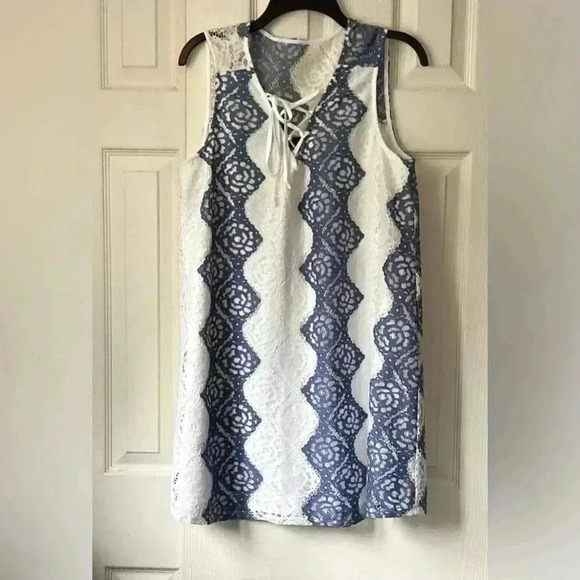 BCBGMaxAzria White/Blue Lace Mini Dress  Size Medium - Picture 4 of 13
